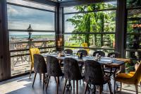 ein Esszimmer mit Tisch und Stühlen und einem großen Fenster in der Unterkunft Chiflika Family Hotel in Assenowgrad