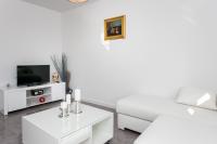 Televízia a/alebo spoločenská miestnosť v ubytovaní Apartment Dupčić