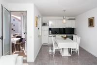 Kuchyňa alebo kuchynka v ubytovaní Apartment Dupčić