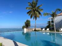 a swimming pool with a view of the ocean at Ananahi plage in Paea