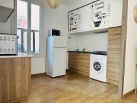 Kuchyňa alebo kuchynka v ubytovaní Maison cosy avec clim, WiFi, proche port et plages, 6 pers., Port-Vendres - FR-1-309-367
