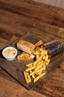 een bord eten met een broodje en frietjes bij Valley Resort in Wadi Rum