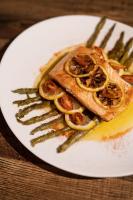 een wit bord met een stukje eten erop bij Valley Resort in Wadi Rum