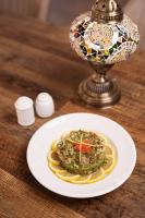 een bord met eten op een houten tafel met een vaas bij Valley Resort in Wadi Rum