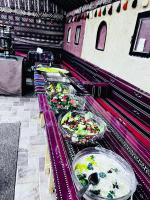 瓦迪拉姆Khaled's Camp - Wadi Rum的摆满许多盘食物的自助餐线