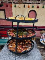 瓦迪拉姆Khaled's Camp - Wadi Rum的桌上的三层食物盘