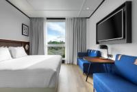 Televízia a/alebo spoločenská miestnosť v ubytovaní Hotel Tres Reyes San Sebastián
