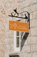 una señal colgando en el lateral de un edificio en Château de Bournel, en Cubry