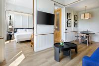 Televízia a/alebo spoločenská miestnosť v ubytovaní Hotel Tres Reyes San Sebastián