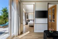 Televízia a/alebo spoločenská miestnosť v ubytovaní Hotel Tres Reyes San Sebastián