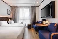 Televízia a/alebo spoločenská miestnosť v ubytovaní Hotel Tres Reyes San Sebastián