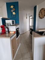 a kitchen with a counter top with a microwave at Grand appartement cosy-Hyper Centre-Place Verdun in Tarbes
