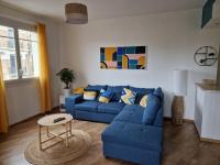 a living room with a blue couch and a table at Grand appartement cosy-Hyper Centre-Place Verdun in Tarbes