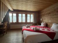 Un dormitorio con una cama grande en una habitación de madera. en L&#39;Auberge de L&#39;Ours, en Vers L&#39;Eglise