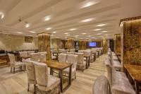 een restaurant met tafels en stoelen in een kamer bij Hotel Katson Castle Dharamshala in McLeod Ganj