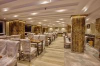 een eetkamer met een tafel en stoelen bij Hotel Katson Castle Dharamshala in McLeod Ganj