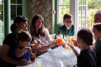 un grupo de personas sentadas alrededor de una mesa con bebidas en Hôtel Lilybloom, en Le Havre