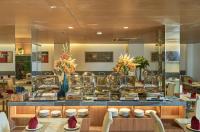 ein Restaurant mit Buffet, bei dem die Speisen auf einem Tisch angerichtet sind in der Unterkunft Sky Gem Hotel - Ben Thanh in Ho-Chi-Minh-Stadt