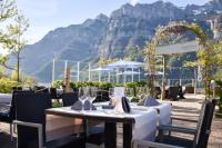 Cảnh núi rừng hoặc tầm nhìn ra núi từ căn hộ