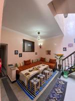 una sala de estar con un sofá y una mesa en Riad dar sahrawi, en Marrakech