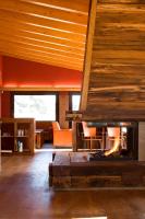 een open haard in een woonkamer met een houten plafond bij Hotel Villaro Del Bosc in Freixinet