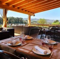 een tafel met wijnglazen en servetten erop bij Hotel Villaro Del Bosc in Freixinet