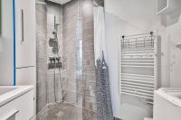 a bathroom with a shower with a shower curtain at Superbe T2 à proximité du parc Georges Brassens in Paris