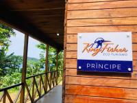 a sign on the side of a wooden building at Kingfisher- Principe in Santo António