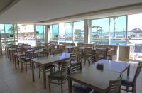 un ristorante con tavoli e sedie e vista sulla piscina di Golden Lake RJ - Lindo como um Resort! ad Arraial do Cabo