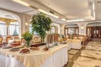 een grote kamer met een tafel met eten erop bij Villa Romita in SantʼAgata sui Due Golfi