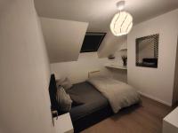 Schlafzimmer mit einem Bett und einem Spiegel in der Unterkunft Les Lofts De Provins: Apt 8 in Provins
