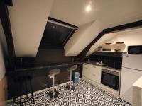 eine Küche mit einem schwarz-weißen Fliesenboden in der Unterkunft Les Lofts De Provins: Apt 8 in Provins