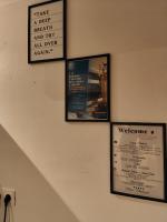 Vier Bilder hängen an einer Wand in der Unterkunft Les Lofts De Provins: Apt 8 in Provins