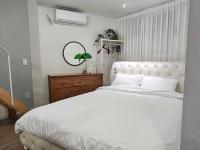 Seochon Secret Cave Houseにあるベッド
