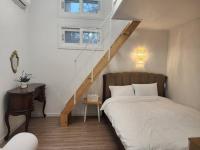 Seochon Secret Cave Houseにあるベッド