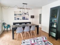 comedor con mesa negra y sillas en EXIGEHOME-Beautiful apartment, 2 bedrooms 70m2 15 min from Paris, en Rueil-Malmaison