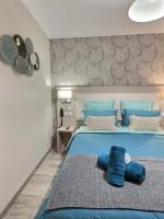 a bedroom with a blue bed with blue pillows at &#39;&#39;Les Platanes&#39;&#39;de Miss.K Conciergerie in Gorrevod