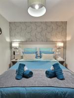 a bedroom with a blue bed with blue pillows on it at &#39;&#39;Les Platanes&#39;&#39;de Miss.K Conciergerie in Gorrevod