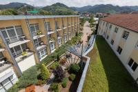 una vista aérea de un patio de un edificio en Schwarzwaldhotel Gengenbach, en Gengenbach