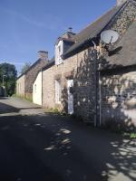 an old brick building with a street at Ty Gwenn la veritable Bretagne in Plésidy