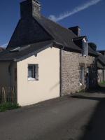 a white building with a black roof at Ty Gwenn la veritable Bretagne in Plésidy