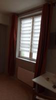 ein Fenster in einem Zimmer mit einem roten Vorhang in der Unterkunft Appartement vieux Lyon in Lyon
