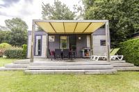 Cette petite maison dispose d&#39;une terrasse couverte. dans l&#39;établissement Camping Les Chèvrefeuilles, à Royan