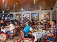 クルマンにあるKuruman Lodgeのレストランのテーブルに座っている人々のグループ