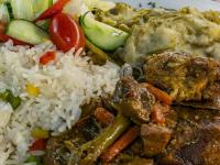 クルマンにあるKuruman Lodgeの米野菜肉一皿