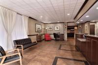 vestíbulo con sala de espera con sofá y sillas en Days Inn by Wyndham Culpeper, en Culpeper