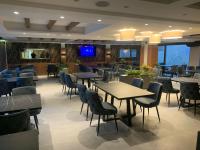 ein Restaurant mit Tischen und Stühlen in einem Gebäude in der Unterkunft President Kop - Silver Ice Apartment in Kopaonik