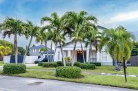 Ein Garten an der Unterkunft Miami Getaway Heated Pool Villa with Mini Golf &amp; BBQ