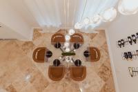 einen Esstisch mit Weingläsern und einem Kronleuchter in der Unterkunft Miami Getaway Heated Pool Villa with Mini Golf &amp; BBQ in Miami