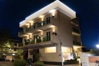 un gran edificio blanco con balcón por la noche en Porto Di Claudio, en Fiumicino